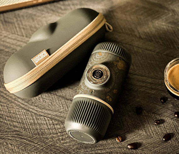 Кофемашина WACACO Nanopresso с чехлом Dark Soul Pink - Фото 3 большая