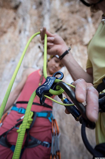 Страховочно-спусковое устройство Salewa Alpine Tuber Midnight Blue - Фото 3 большая