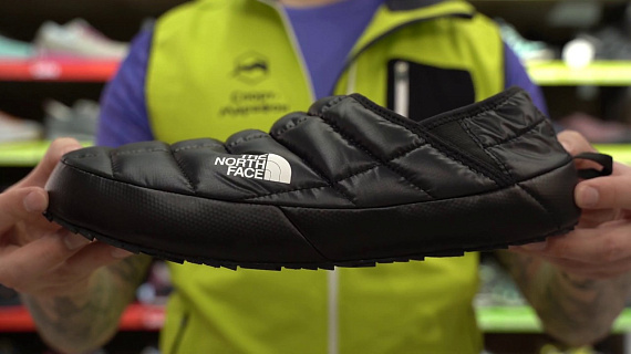 Тапки мужские The North Face Thermoball Traction Mule V Tnf Black/Tnf White - Фото 2 большая